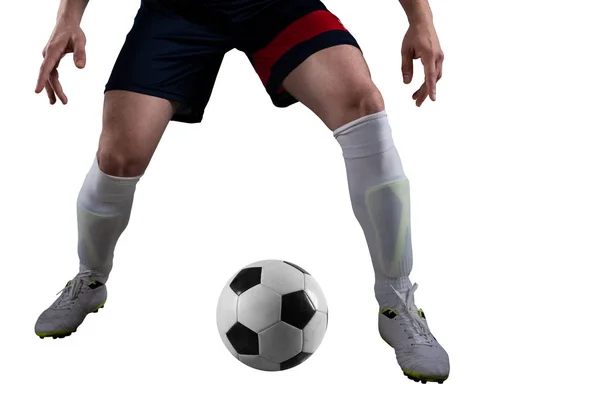 Giocatore di calcio pronto a calciare il pallone da calcio allo stadio durante la partita. Isolato su sfondo bianco — Foto Stock