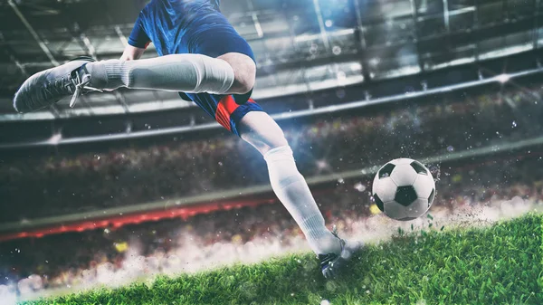 Escena de fútbol en el partido nocturno con el jugador pateando la pelota con poder — Foto de Stock