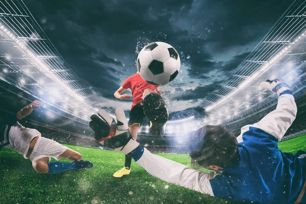 Primer plano de una escena de acción futbolística con jugadores de fútbol competidores en el estadio durante un partido nocturno — Foto de Stock