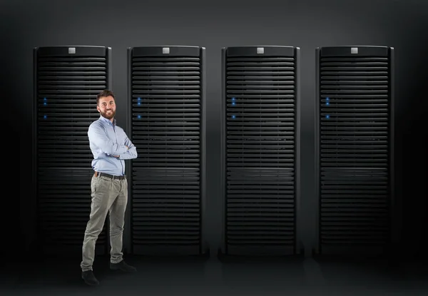 Systeemingenieur voor de ondersteuning van een database server — Stockfoto