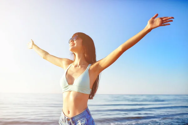 Güneşli bir günde plajda Özgürlük kız — Stok fotoğraf