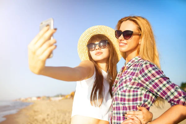 Gelukkig groep van vriend maakt een selfie met een mobiele telefoon. — Stockfoto