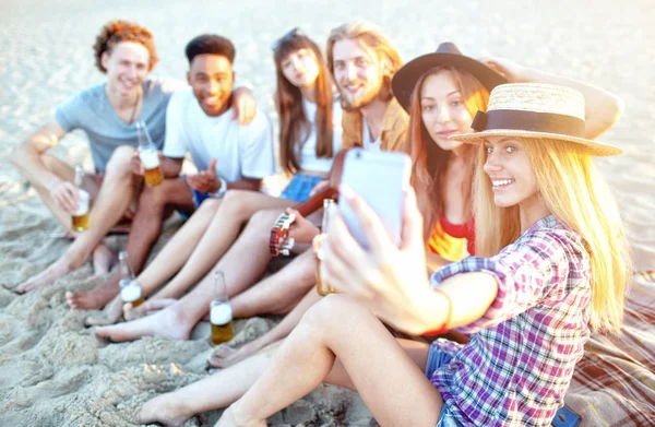 Happy skupina přítel dělá selfie s mobilním telefonem. — Stock fotografie