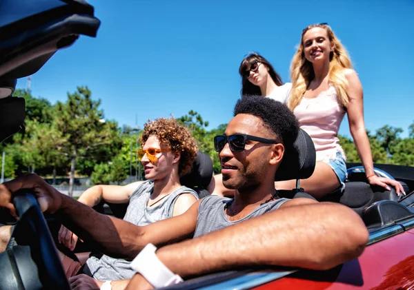 Jovem mulher em carro cabriolet parte para as férias de verão — Fotografia de Stock