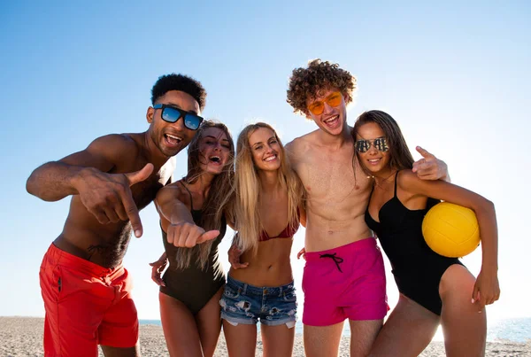 Gruppe von Freunden spielt am Strand beim Beachvolleyball — Stockfoto
