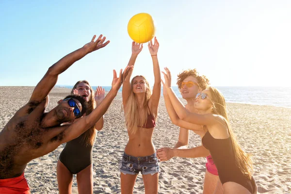 Plaj voleybolu kumsalda oynarken arkadaş grubu — Stok fotoğraf