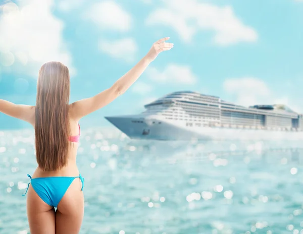 Frau im Bikini genießt ihre Reise mit Kreuzfahrtschiff — Stockfoto