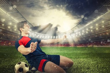Futbolcu stadyumdaki zaferi kutluyor.