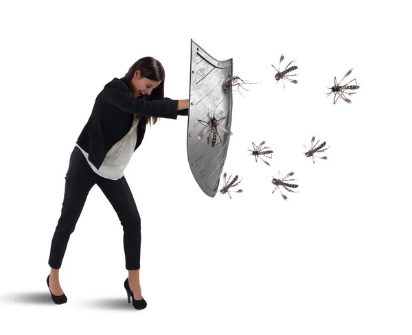 La mujer se defiende del ataque de mosquitos con un escudo — Foto de Stock