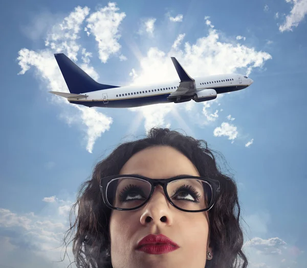 Woman wants to take a break from her work for a airplane trip — Stock Photo, Image