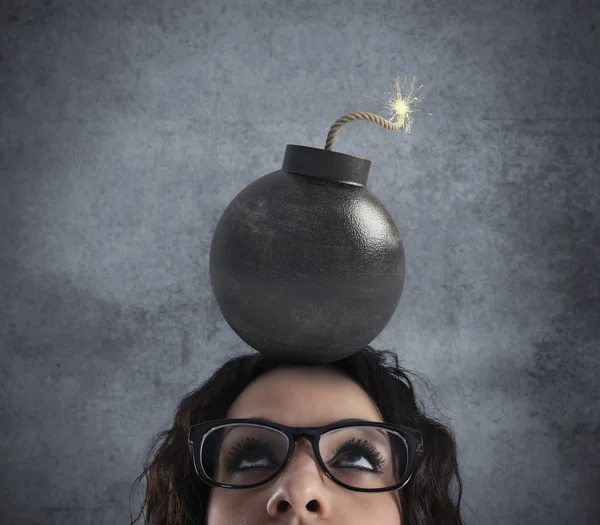 Geschäftsfrau von starken Kopfschmerzen mit Bombe über dem Kopf betäubt — Stockfoto