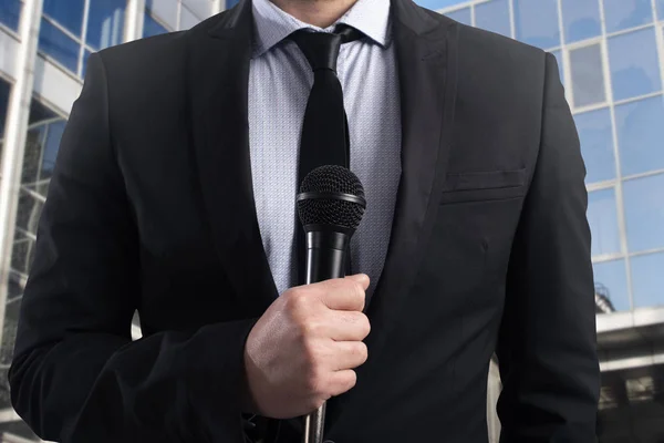 Elegante zakenman klaar om te spreken met microfoon — Stockfoto