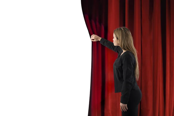 Mujer abrir cortinas rojas del escenario del teatro. espacio en blanco para su texto —  Fotos de Stock