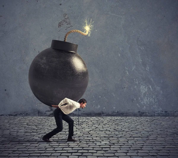 El hombre de negocios sostiene una bomba. Concepto de carrera difícil y fracaso — Foto de Stock