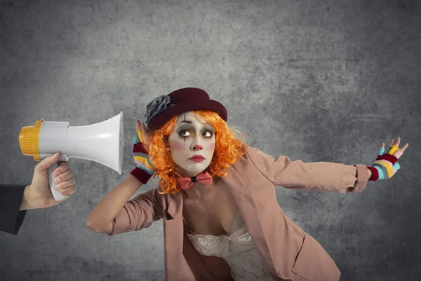 Zabawny clown słyszy megafon z wiadomością — Zdjęcie stockowe