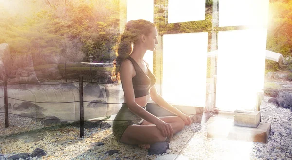 Chica joven relajándose en posición de yoga en casa con jardín zen. Doble exposición — Foto de Stock