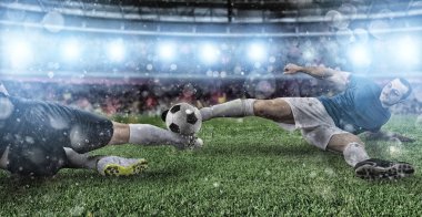 Stadyumda rakip futbolcularla futbol sahnesi