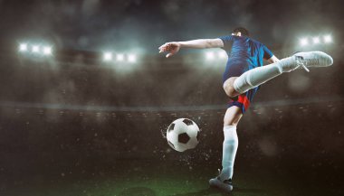 Oyuncu ile gece maçı futbol sahnesi güç ile topu tekme
