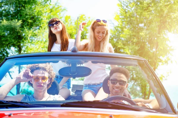 Jóvenes amigos listos para viajar en coche — Foto de Stock