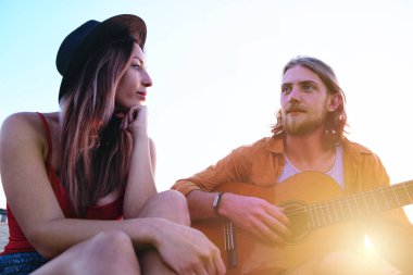 Sahilde parti arkadaş mutlu grup