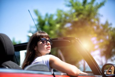 Cabriolet arabada genç kadın yaz tatili için yola