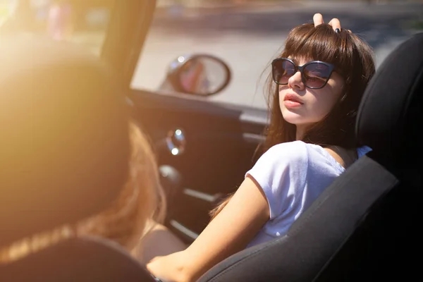 Mujer joven en cabriolet coche sale para las vacaciones de verano — Foto de Stock