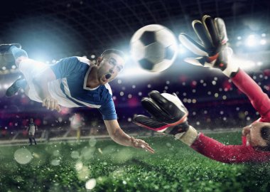 Kaleci bir futbol maçı sırasında topu stadyumda yakalar..