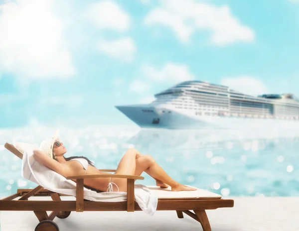 Mooi meisje zittend op een ligstoel op het strand bij zonsondergang met cruiseship op achtergrond — Stockfoto