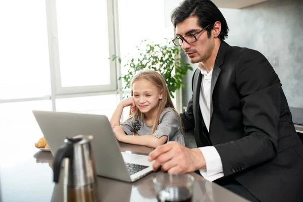 Menina feliz assistindo um filme no computador com seu pai — Fotografia de Stock