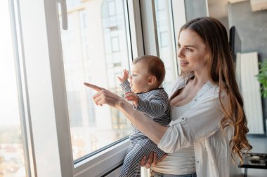 Küçük çocuk gülümseyen ve anne ile mutlu