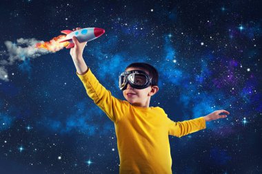 Çocuk roketle oynuyor. Hayal gücü kavramı