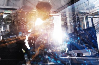 Ekip çalışması bir bilgisayarla çalışır. Internet paylaşımı ve arabağlantı kavramı. Çift pozlama.