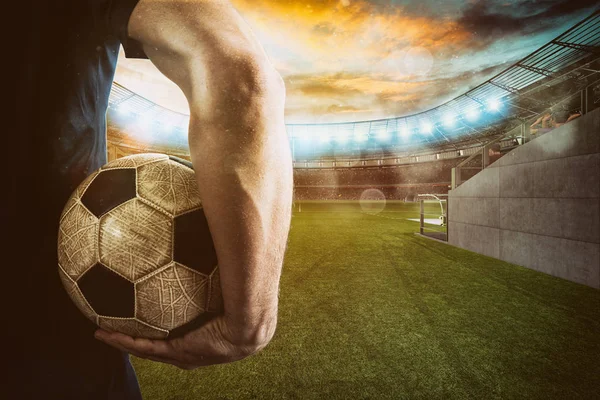 Jugador de fútbol listo para jugar con pelota en sus manos a la salida del túnel del vestuario —  Fotos de Stock