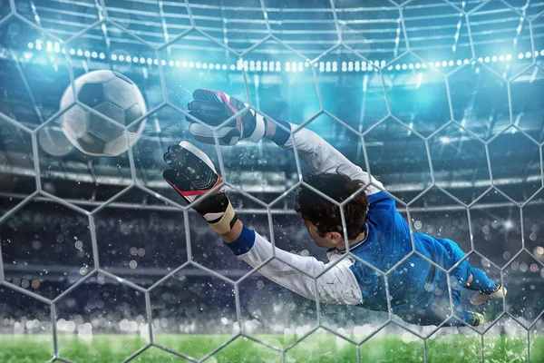 Bramkarz łapie piłkę na stadionie podczas meczu piłki nożnej. — Zdjęcie stockowe