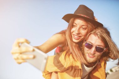 Mutlu bir selfie bir cep telefonu ile bir arkadaş grubu yapar.