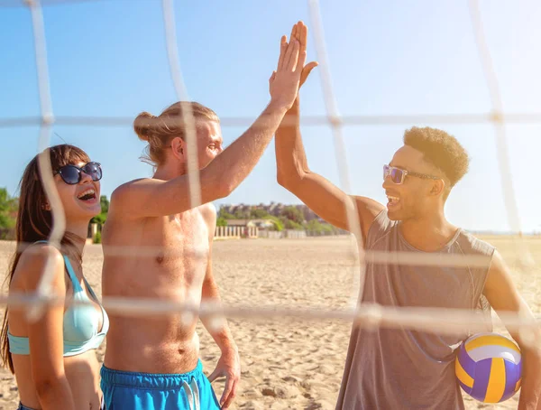Grupa przyjaciół, grając w siatkówkę na plaży — Zdjęcie stockowe