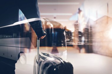 Şehir manzarası ile gece yolda otobüs. 3d render