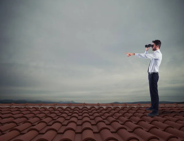 Podnikatel vyhledává pro nový horizont, nové obchodní příležitosti — Stock fotografie