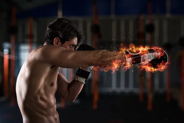 Boxer confiant avec gants de boxe enflammés — Photo