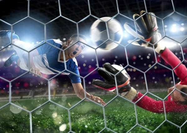 Kaleci bir futbol maçı sırasında topu stadyumda yakalar..