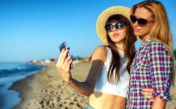 Happy skupina přítel dělá selfie s mobilním telefonem. — Stock fotografie