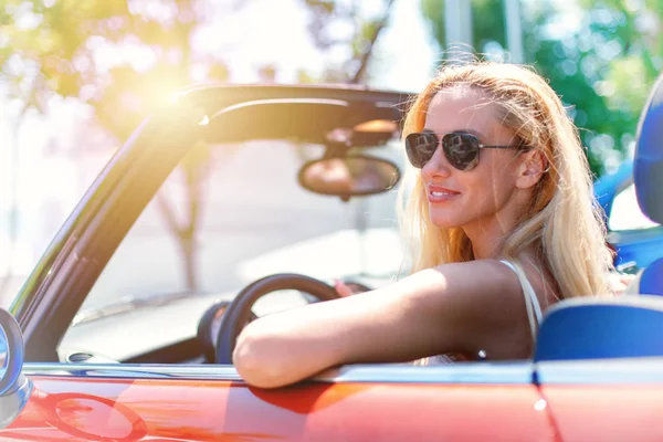 Young woman in cabriolet car departs for the summer holidays — Stock Photo, Image