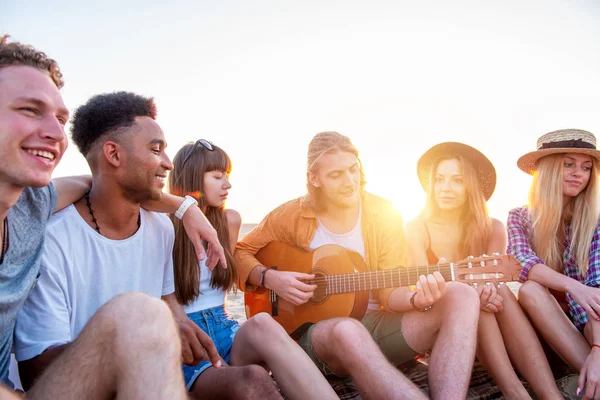 Gelukkig groep van vriend partij gelet op het strand — Stockfoto