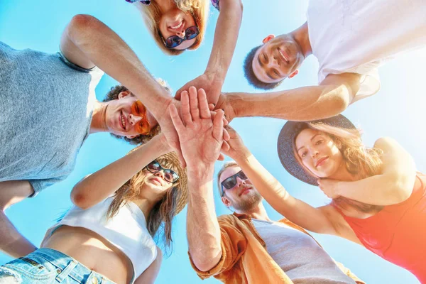 Vriendengroep die plezier hebben op het strand — Stockfoto