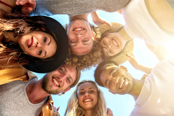 Felice sorridendo insieme amici in spiaggia — Foto Stock