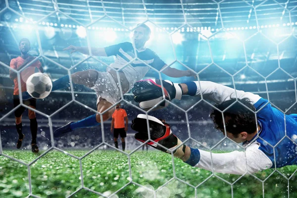 ゴールキーパーはサッカーの試合中にスタジアムでボールをキャッチします。. — ストック写真