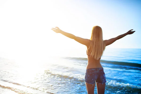 Liberdade menina na praia em um dia ensolarado — Fotografia de Stock