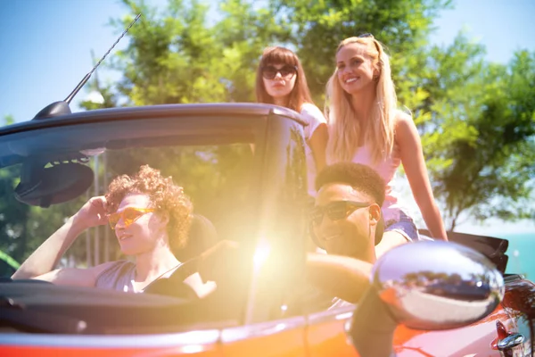 Junge Freunde bereit, mit dem Auto zu reisen — Stockfoto