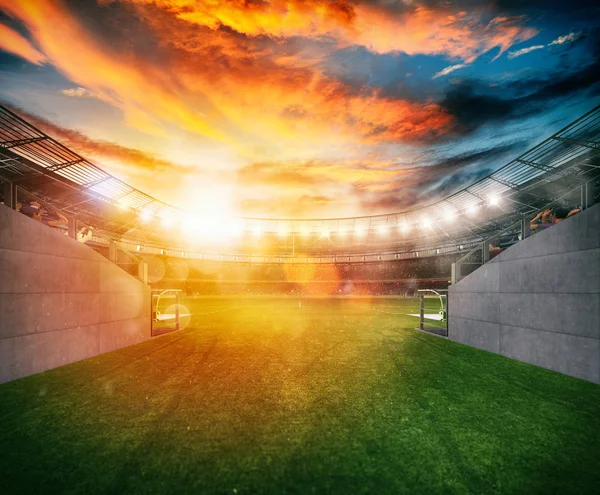 更衣室隧道出口处看到的足球场 — 图库照片