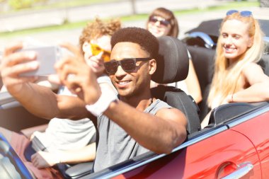 Genç arkadaşlar bir selfie cabriolet arabaya götür.